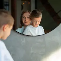 Menggabungkan afirmasi di depan cermin dengan rutinitas pagi seperti memilih pakaian dapat memperkuat hubungan seseorang dengan dirinya sendiri, termasuk pada anak yang sedang belajar bangkit dari kegagalan. (foto/dok: freepik)