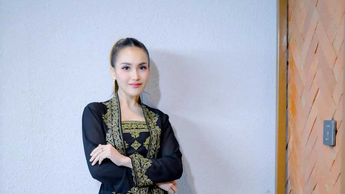 Pesona Anggun Ayu Ting Ting dalam Balutan Dress Songket Bali Hitam Emas Karya Ghea Fashion Studio