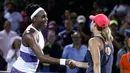 Petenis putri AS, Venus Williams berjabat tangan dengan petenis senegaranya, Danielle Collins seusai babak perempat final Miami Terbuka 2018 di Crandon Park, Kamis (29/3). Venus gagal maju lebih jauh setelah bertarung selama 87 menit. (AP/Wilfredo Lee)