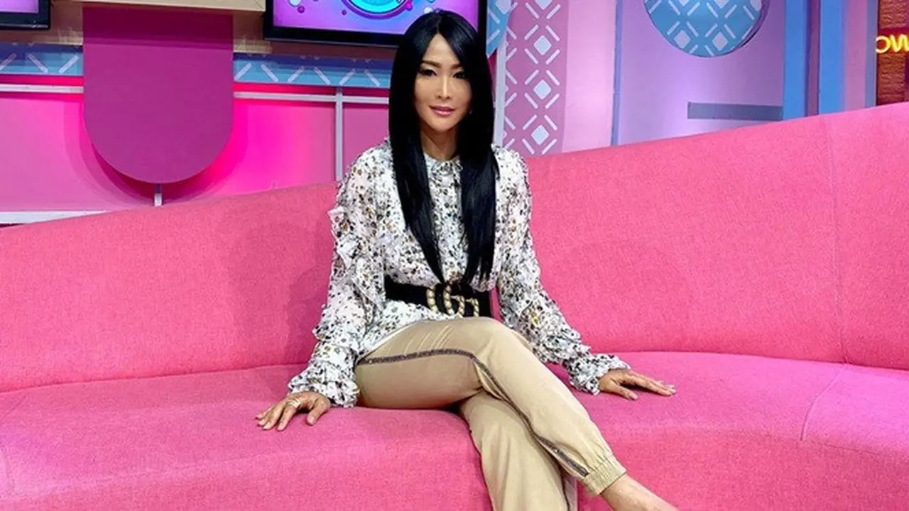 Sering Ganti Model Rambut, Ini 6 Gaya Inul Daratista dengan Wig Berwarna Hitam