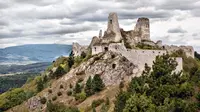 Cachtice, kastil megah yang sudah berdiri sejak abada ke-13 ini menjadi salah satu tempat pembantaian manusia paling mengerikan di dunia.
