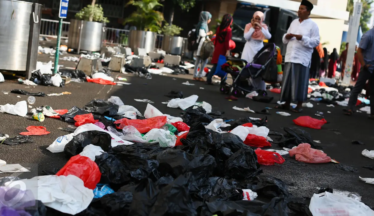 Puluhan sampah plastik berserakan usai pelaksanaan salat Idul Fitri di Masjid Istiqlal, Jakarta, Rabu (6/7). Sampah-sampah plastik bekas bungkus sepatu jemaah saat salat Id dibuang begitu saja di halaman masjid. (Liputan6.com/Faizal Fanani)