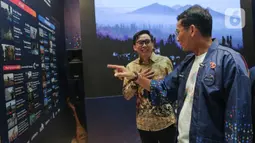Menteri Pariwisata dan Ekonomi Kreatif Sandiaga Uno (kanan) bersama Managing Director Vidio Hermawan Sutanto meninjau area sesaat sebelum Peluncuran Produk Aksi Selaras Sinergi (AKSILARASI) dalam ajang IdeaFest 2024 di JCC, Senayan, Jakarta, (27/9/2024). (Liputan6.com/Angga Yuniar)