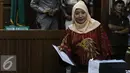 AAhli Hukum Pidana dan Kriminolog UI, Eva Achjani Zulfa bersiap memberi kesaksian dalam sidang ke-22, kasus kematian Mirna Wayan Salihin di Pengadilan Negeri Jakarta Pusat, Jakarta, Senin (19/9). (Liputan6.com/Helmi Afandi)