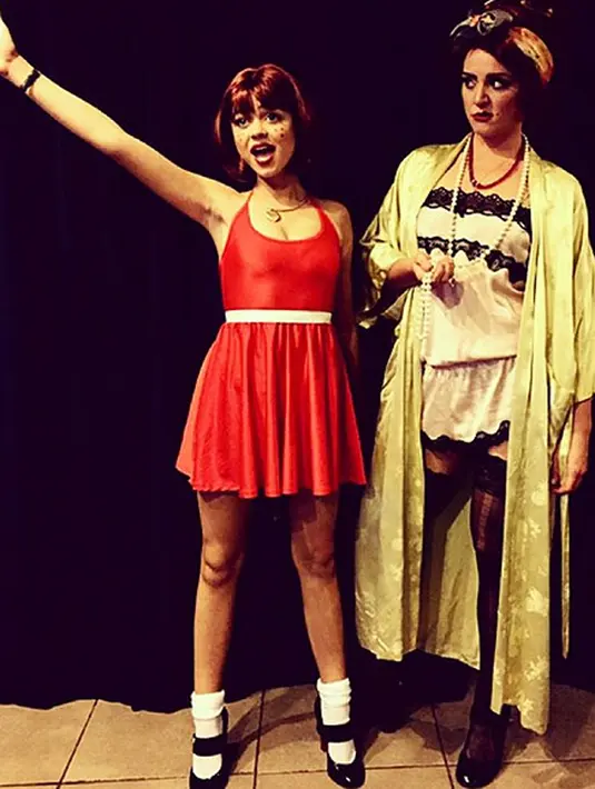 Sarah Hyland bersama Katie Welch berkostum seperti karakter Annie untuk tema Halloween mereka. (via people.com)