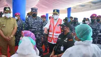 Menhub Budi Karya Sumadi dan Kepala Staf Angkatan Laut Laksamana TNI Yudo Margono meninjau langsung pelaksanaan vaksinasi di pelabuhan. Dok Kemenhub