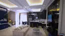 Konon, rumah yang ditempati Aldi bersama keluarga itu seharga Rp5 miliar. Tampak ruang keluarga dilengkapi dengan sofa empuk dan televisi besar. [Youtube/TRANS7 OFFICIAL]
