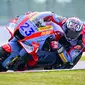 Pembalap Gresini Ducati, Enea Bastianini, menjadi yang tercepat pada sesi latihan bebas ketiga (FP3) MotoGP Qatar 2022 yang digelar di Sirkuit Losail, Sabtu (5/3/2022) petang WIB. (AFP/Ahmad Fadali)