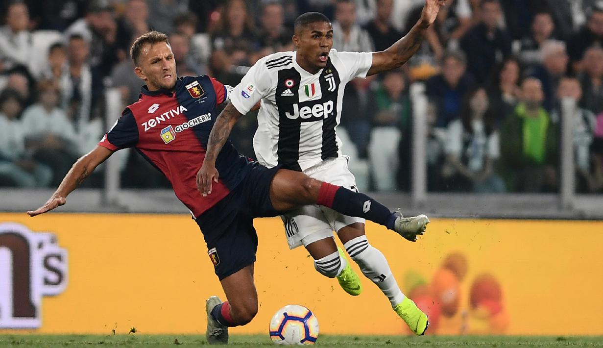 Bek Genoa, Domenico Criscito, berebut bola dengan gelandang Juventus, Douglas Costa, pada laga Serie A Italia di Stadion Allianz, Turin, Sabtu (20/10). Kedua klub bermain imbang 1-1. (AFP/Marco Bertorello)