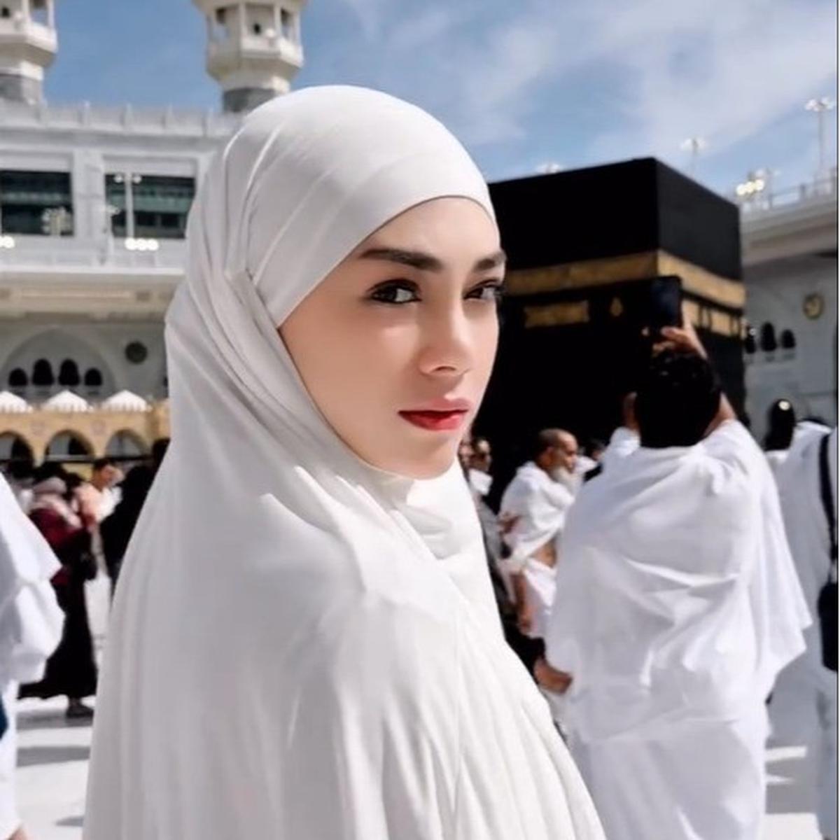 Meski Bercadar, Celine Evangelista Tetap Terlihat Cantik dan Anggun Pakai Gamis Putih saat Jalani Umrah Perdana