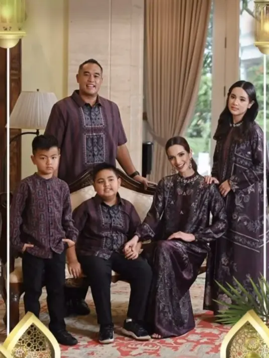 Pada kesempatan lain, Keluarga Nia Ramadhani tampak berganti kostum. Kali ini nuansa ungu hadirkan kesan yang begitu menawan.  [Foto: Instagram/ Nia Ramadhani]