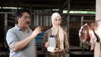 Wakil Kepala PPATK Agus Santoso tengah bercerita soal bisnis kambing etawa yang digelutinya. (Pebrianto Eko Wicaksono/Liputan6.com)