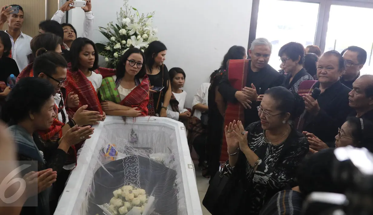 Suasana prosesi Mandok Hata Horong Ni Hula-hula di rumah duka Fatmawati, Jakarta, Sabtu. (27/08). Prosesi adat batak mengiringi almarhum ke tempat peristirahatan terakhir. (Liputan6.com/Herman Zakharia)