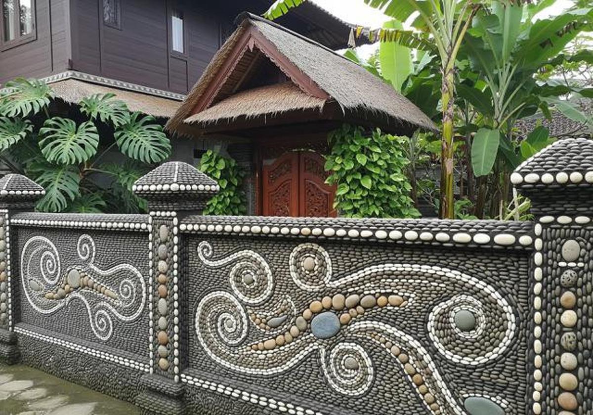 8 Desain Pagar Rumah Natural dengan Batu Kali, Pilihan Kokoh dan Estetik