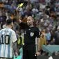 Wasit Antonio Mateu memberikan&nbsp;kartu kuning kepada pemain Argentina Lionel Messi pada laga perempat final Piala Dunia 2022 melawan Belanda di Stadion Lusail, Qatar, Sabtu, 10 Desember 2022.&nbsp;(AP Photo/Ricardo Mazalan)