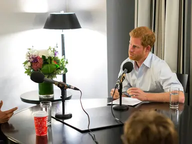 Mantan Presiden Amerika Serikat Barack Obama (kiri) ketika diwawancarai oleh Pangeran Harry dalam program Radio BBC 4 Today di London, Rabu (27/12). Pada wawancara tersebut Obama merasa tenang meninggalkan Gedung Putih. (BBC Radio 4 Today / PA via AP)
