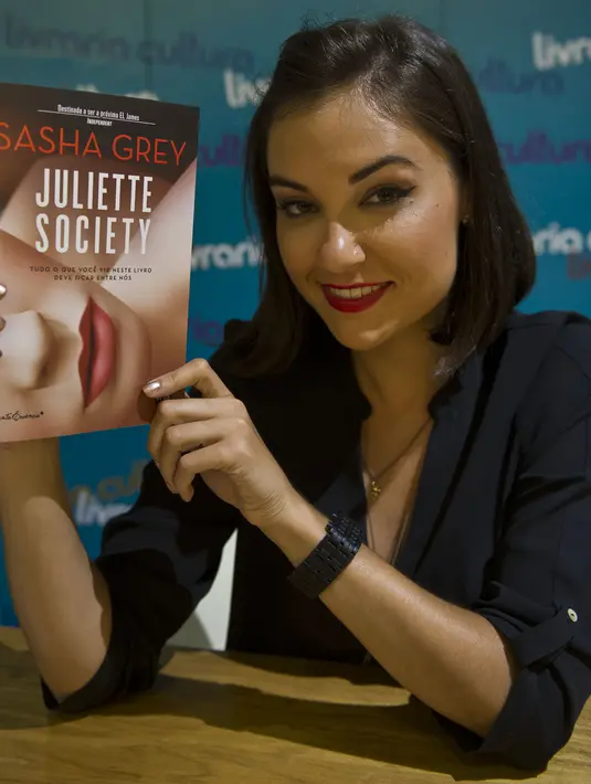 Melepas kariernya sebagai bintang porno, Sasha Grey juga pernah menulis buku. ‘Neü Sex’ yang dirilis pada 29 Maret 2011 dan ‘The Juliette Society’, sebuah novel erotis pada 9 Mei 2013. (AFP/Bintang.com)