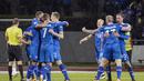 Para pemain Islandia merayakan keberhasilan lolos untuk pertama kali nya ke Piala Dunia setelah mengalahkan Kosovo di Stadion Laugardalsvöllur, Senin (9/10/2017). Islandia menang 2-0 atas Kosovo. (AP/Haraldur Gudjonsson)