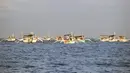 Wisatawan di atas perahu selama tamasya menyaksikan lumba-lumba di perairan Pantai Lovina di Singaraja, Bali, Jumat (30/10/2020). Pantai Lovina merupakan salah satu destinasi pariwisata di Bali yang sering dikunjungi untuk menikmati matahari terbit dan lumba-lumba di laut lepas (SONNY TUMBELAKA/AFP)