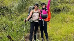 Febby Rastanty baru-baru ini melakukan pendakian ke Gunung Merbabu, Jawa Tengah. Eks personel BLINK ini Mengenakan berbagai atribut dan perlengkapan yang sesuai untuk naik gunung, Febby bahkan berhasil melaluinya tanpa bantuan seorang porter sekalipun. (Instagram/febyraastanty)