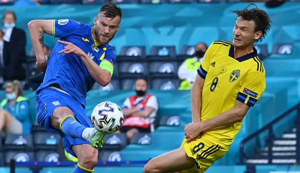 Andriy Yarmolenko. Pemain sayap berusia 32 tahun yang kini memasuki musim ke-4 bersama West Ham United ini telah mencetak 44 gol dari total 106 laga bersama Timnas Ukraina. Dengan selisih 4 gol saja, ia berpeluang melampaui rekor top skor yang dipegang Andriy Shevchenko. (AFP/Pool/Paul Ellis)