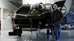 Rafi Yoeli, pendiri dan CEO Urban Aeronautics, berpose di samping prototipe mobil terbang tanpa awak, Cormorant, di Yavne, Israel, 22 Desember 2016. Pembuatan mobil terbang ini menghabiskan dana hingga senilai Rp 188 miliar. (REUTERS/Amir Cohen)