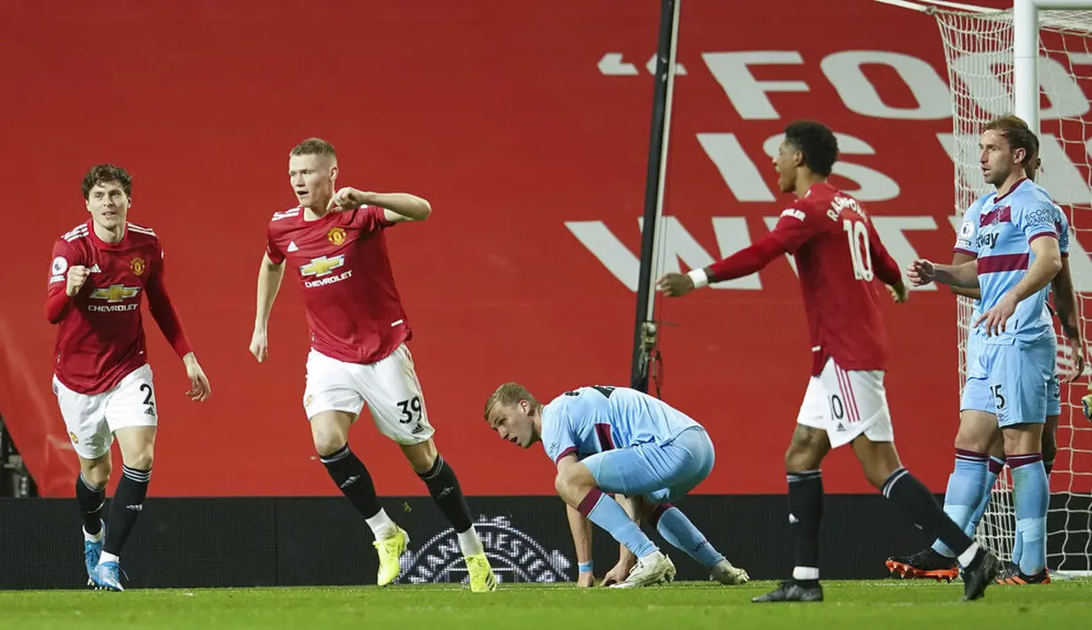 Para pemain Manchester United merayakan gol ke gawang West Ham United pada laga Liga Inggris di Stadion Old Trafford, Minggu (15/3/2021). Setan Merah menang dengan skor 1-0. (AP/Dave Thompson,Pool)