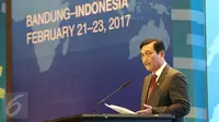 Menko Kemaritiman Luhut Binsar Pandjaitan memberikan sambutan pada Konferensi Internasional dan Pertemuan Tahunan ke-5 OIC IBRAF di Kota Bandung, Rabu (22/2). Acara itu dihadiri 40 negara di berbagai belahan negara Islam. (Liputan6.com/Helmi Afandi)