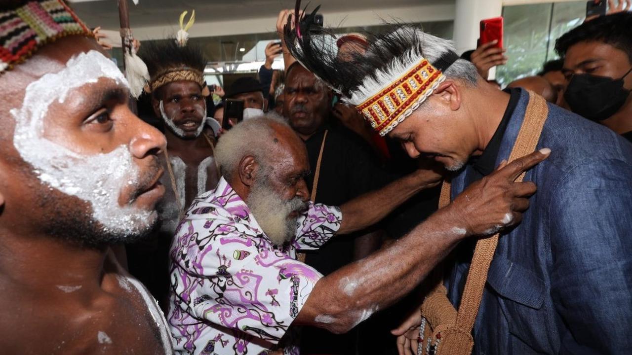 Calon presiden nomor urut 3, Ganjar Pranowo memulai hari pertama kampanye Pilpres 2023 dengan mengunjungi tanah Papua. Tepatnya di Merauke, daerah ujung timur Indonesia. Ganjar mendapat sambutan hangat saat mendarat di Bandara Internasional Mopah, Merauke