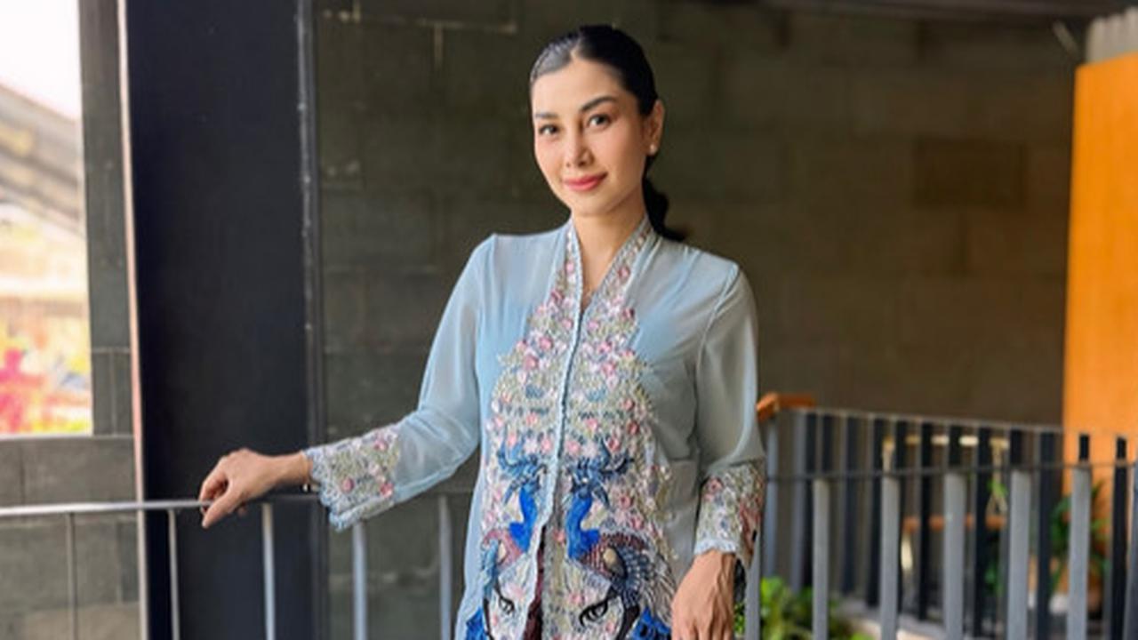 Cantiknya Nisya Ahmad Hadiri Pelantikan Prabowo-Gibran, Anggun Berkebaya Biru Sambil Tenteng Tas Hermes