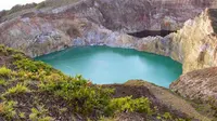 Air danau warna biru di Danau Kelimutu (Liputan6.com/Ola Keda)