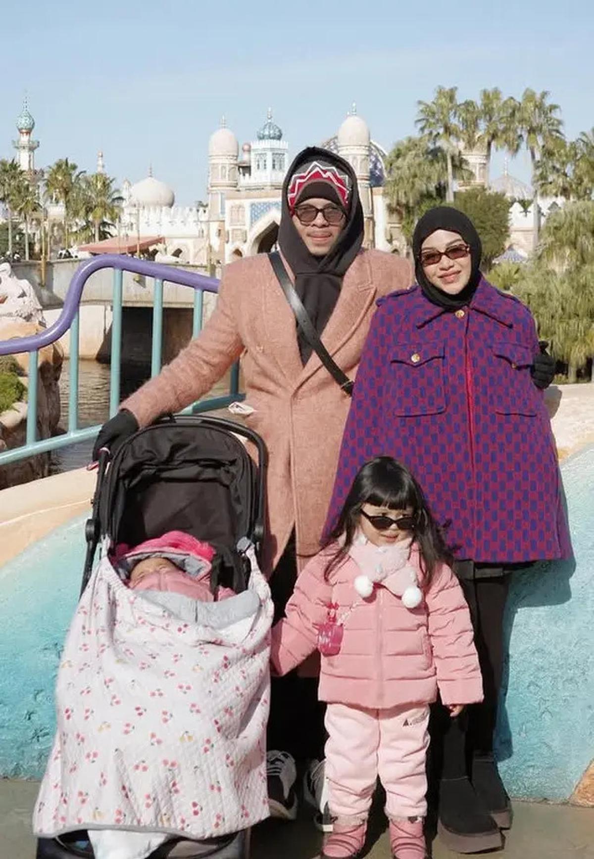 Tampilan OOTD Aurel Hermansyah Kenakan Rok Mini namun Tutup Tertutup Cocok untuk yang Berkerudung