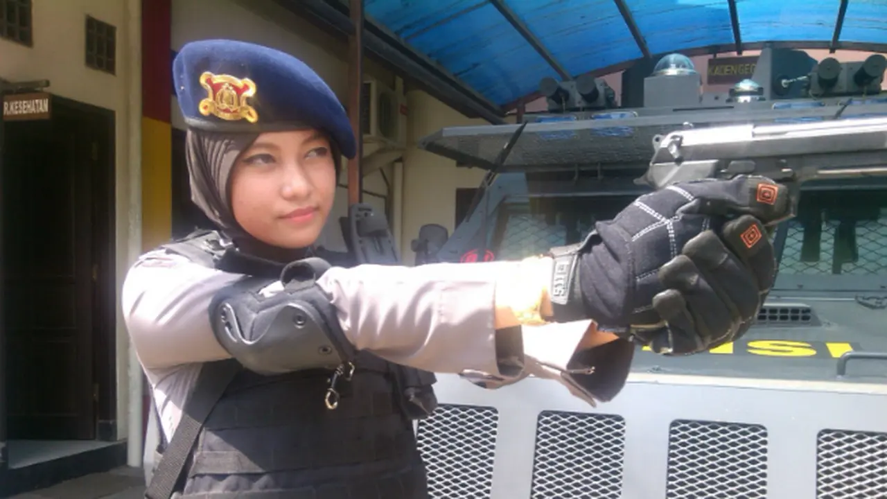 Polwan Cantik Bripda Adri ‎Chroin Ade Oktami