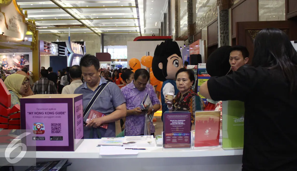Pengunjung mendatangi stan pameran Hong Kong di Travel Fair, Jakarta, Jumat (28/8/2015). Naiknya nilai tukar Dollar AS terhadap Rupiah berdampak terhadap pelaku jasa pariwisata. (Liputan6.com/Gempur M Surya)