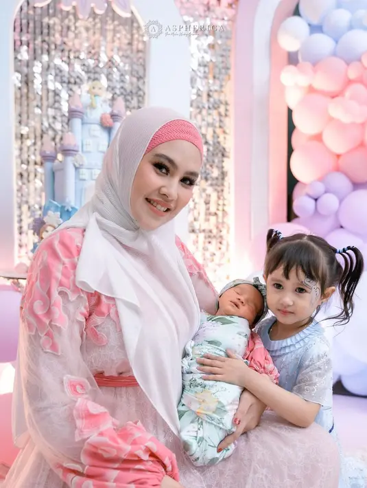 Kartika Putri, berpose dengan kedua putri kandungnya, Khalisa dan Khadeejah. (Foto: Instagram/@kartikaputriworld)