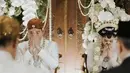 "Kini, saatnya kami menyatukan komitmen untuk menjalani awal biduk rumah tangga sebagai pasangan suami dan istri," sambung Nino RAN. (Foto: thebridestory)
