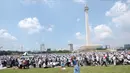 Umat muslim bersiap melaksanakan salat Jumat saat aksi di Lapangan Monumen Nasional, Jakarta, Jumat (11/5). Aksi ini untuk menyoroti konflik Palestina dan Israel pada perebutan bangunan suci atau Baitul Maqdis. (Liputan6.com/Helmi Fithriansyah)