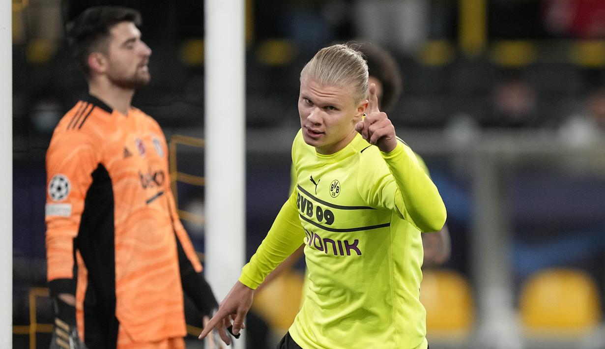 Penyerang Borrusia Dortmund, Erling Haaland berselebrasi usai mencetak gol ke gawang Besiktas pada pertandingan Grup C Liga Champions di Signal Iduna Park, Jerman, Rabu (8/12/2021). Dortmund menang telak atas Besiktas dengan skor 5-0. (AP Photo/ Martin Meissner)