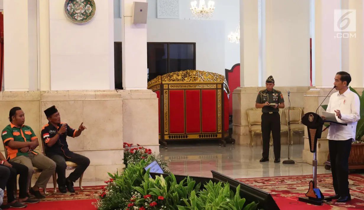 Presiden Joko Widodo (Jokowi) memberikan sambutan saat menerima 70 perwakilan sopir truk se-Indonesia di Istana Negara, Jakarta, Selasa (8/5). Jokowi menerima aduan dari sopir truk terkait premanisme hingga pungli di jalan. (Liputan6.com/Angga Yuniar)