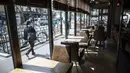 Kondisi Restoran Le Jaures sehari sebelum pembukaan kembali restoran dalam ruangan secara nasional di Paris, Prancis, Selasa (8/6/2021). Prancis akan membuka restoran dalam ruangan pada 9 Juni 2021. (AP Photo/Lewis Joly)
