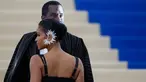 Penyanyi Cassie bersama Sean Combs alias P.Diddy menghadiri acara Met Gala 2017 di New York, Senin (1/5). Cassie hadir dalam balutan busana glamor dilengkapi dengan hiasan anting karya desainer Indonesia, Rinaldy Yunardi (John Lamparski/Getty Images/AFP)