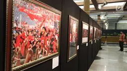 Sejumlah foto sejarah PDIP yang dipamerkan di JCC, Jakarta, Rabu (10/1). Pameran foto tersebut merupakan rekam jejak perjalanan PDIP di HUT yang ke-45. (Liputan6.com/Angga Yuniar)