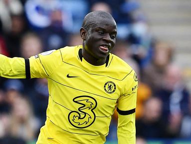 Pemain Chelsea, N'Golo Kante melakukan selebrasi setelah mencetak gol ke gawang Leicester City pada laga Liga Inggris di Stadion King Power, (10/11/2021). N'Golo Kante merupakan pemain vital yang sukses membantu The Blues meraih sejumlah gelar termasuk Premier League dan Liga Champions. Namun mengingat Kante yang sudah berusia 31 tahun dan rentan cedera, sepertinya sang pemain bakal dilepas Chelsea pada akhir musim nanti. (AFP/Ben Stansall)