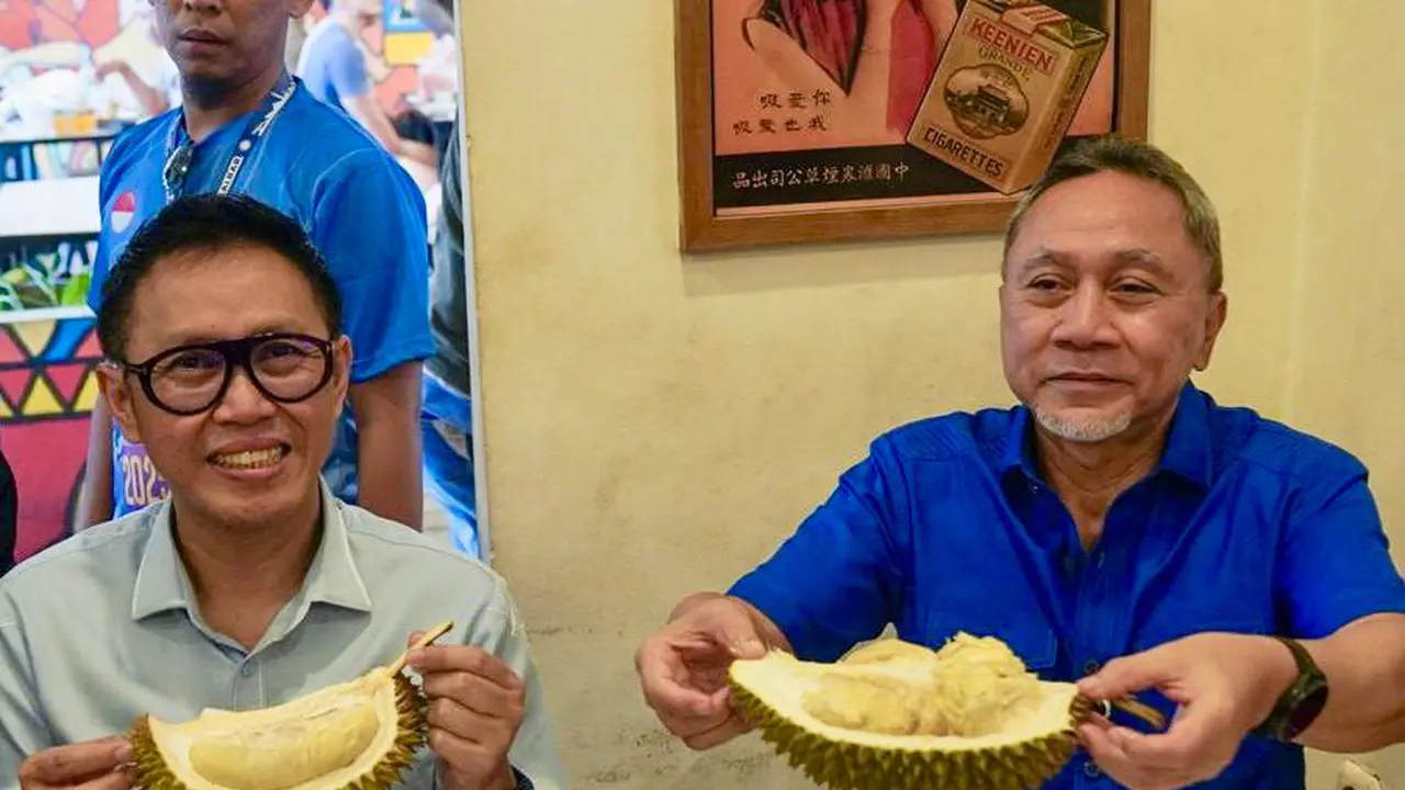 Menteri Koordinator Bidang Pangan Zulkifli Hasan menyempatkan diri untuk kuliner durian lokal Pontianak saat melakukan kunjungan kerja. (Dok Kemenko Pangan)