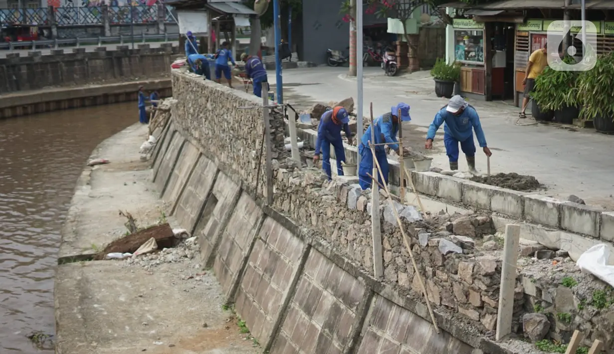 Petugas menyelesaikan proyek peninggian turap Anak Sungai Ciliwung di kawasan Senen, Jakarta, Rabu (4/11/2020). Peninggian turap dilakukan sebagai langkah mengantisipasi banjir yang berasal dari luapan aliran sungai saat hujan deras. (Liputan6.com/Immanuel Antonius)