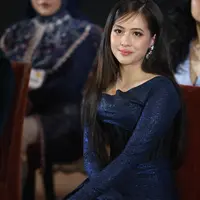 Zara Adhisty tampil mencuri perhatian saat hadiri premiere film terbarunya, Bertaut Rindu