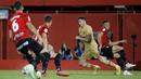 Mendapat umpan Ansu Fati, Lewandowski yang berada di depan kotak penalti mampu mengecoh dua pemain sebelum menembak ke tiang jauh gawang Mallorca. (AP/Francisco Ubilla)