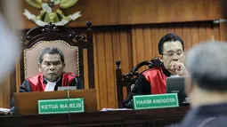 Mantan Ketua Mahkamah Konstitusi, Akil Mochtar, diduga memiliki dua kartu keluarga (KK), Pengadilan Tipikor Jakarta, Kamis (5/6) (Liputan6.com/Faizal Fanani).