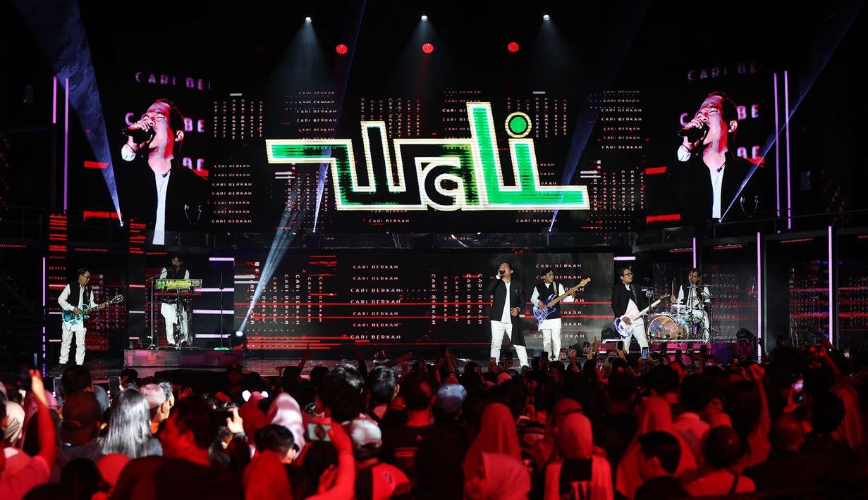 Konser Raya 31 Tahun Indosiar Luar Biasa juga dimeriahkan dengan penampilan Grup band Wali. Tampak dalam foto, grup band Wali saat tampil pada Konser Raya 31 Tahun Indosiar Luar Biasa hari kedua di Studio 6 Emtek City, Daan Mogot, Jakarta, pada Minggu (11/1/2026) malam. (KapanLagi.com/Budy Santoso)