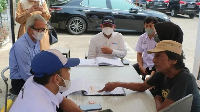 Deputi Kemenko Perekonomian Tinjau Langsung Pendaftaran Subsidi BBM Tepat Sasaran di Bandung. (Dok Pertamina)